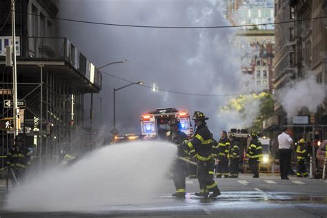 NYC Steam Pipe Explosion: New York City's Flatiron Area Engulfed In Smoke After Pipe Bursts ...