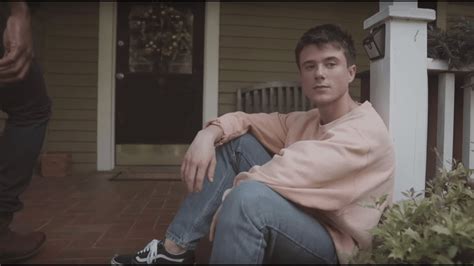 Alec Benjamin - Let Me Down Slowly [Official Music Video] Chords - Chordify