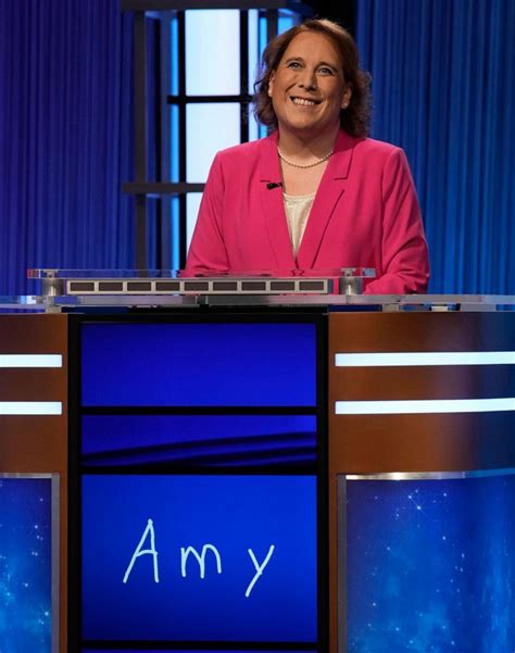 Amy Schneider makes 'Jeopardy!' history as highest-earning woman and consecutive wins - ABC News