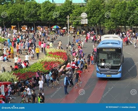 Activities on Hotel Indonesia Roundabout Editorial Photography - Image of busway, biking: 95934447