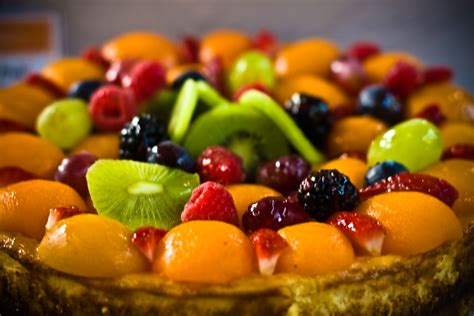 File:Fruit tart with kiwi, peach, and raspberry.jpg - Wikimedia Commons