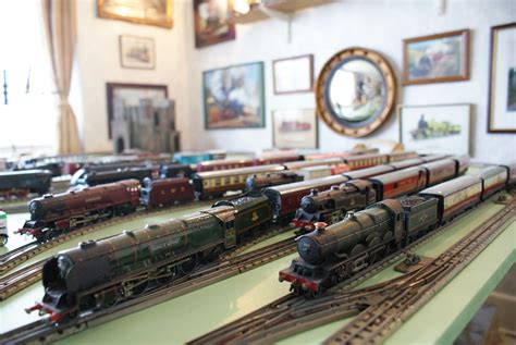 Rod stewart's model train layout ~ Bistrain