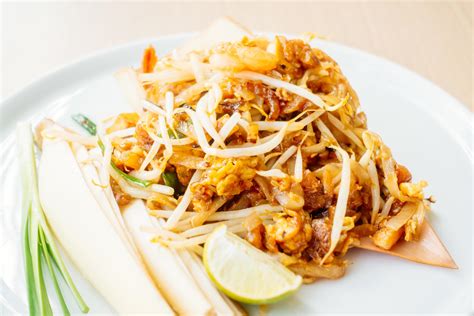 Pad thai noodles 2807727 Stock Photo at Vecteezy