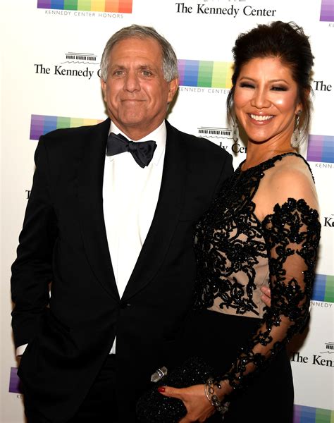 Julie Chen adamantly defends husband, CBS CEO Les Moonves, on "The Talk" - CBS News