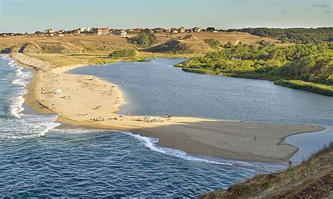 Coastal Landforms: What Is A Spit? - WorldAtlas.com