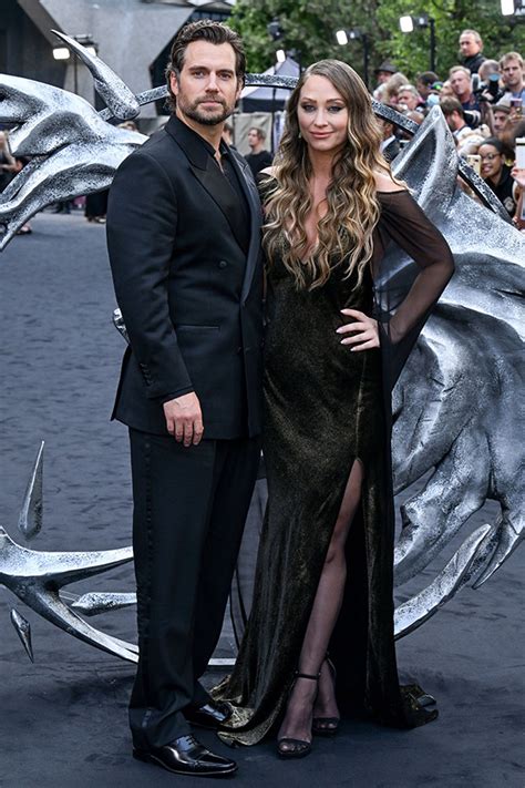 Henry Cavill & Girlfriend Natalie Viscuso Pose At Witcher Premiere ...