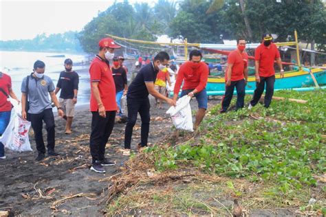 Jaga Kebersihan Pantai, Gotong Royong Sasar Sampah Plastik - Pos Merdeka