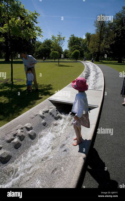 Children playing at Princess Diana Memorial Fountain in Hyde Park ...