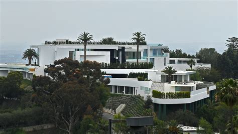 In Los Angeles, mansions get bigger as homeless get closer