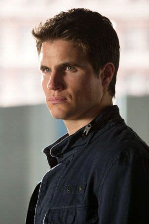 Tomorrow People Interview: Robbie Amell Talks Future Episodes