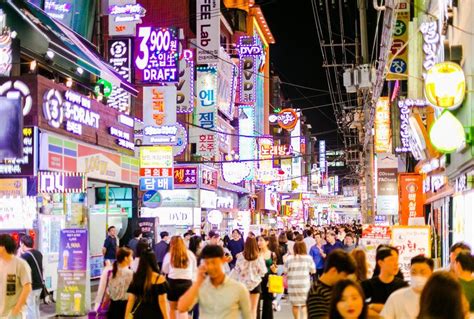 Busy Hongdae nightlife in Seoul, South Korea // www.kellibeephotography ...