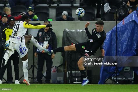 Lenny Pintor of LASK and Max Johnston of Sturm Graz during the... News ...