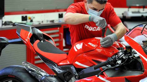 Limited edition Ducati Superleggera V4 production begins – IAMABIKER ...