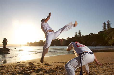 Mélanger la danse et le combat avec la capoeira – Sport, fitness et ...