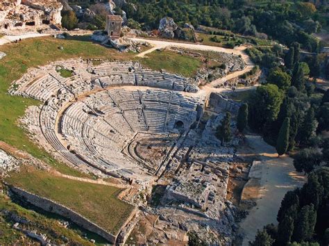 Il teatro greco di Siracusa interroga la storia attraverso l’arte