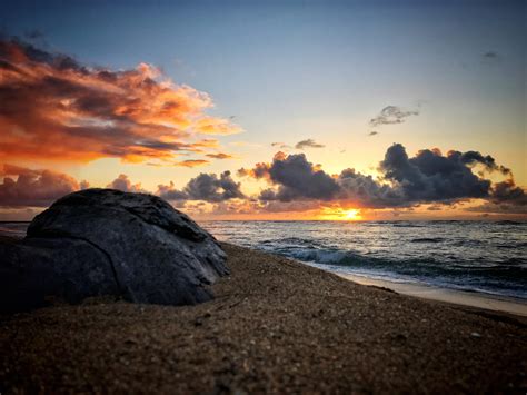 Sunrise. Wailua, Kaua'i, Hawai'i. [3923x2942] : r/EarthPorn