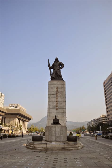 Adventures in Japan: Statues of the Great: Gwanghwamun Square