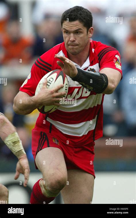 ANDREW FARRELL WIGAN WARRIORS RLFC 14 April 2002 Stock Photo - Alamy