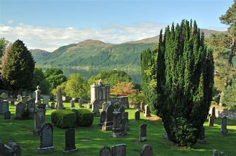 Boleskine Cemetery and Loch Ness © Steven Brown cc-by-sa/2.0 :: Geograph Britain and Ireland