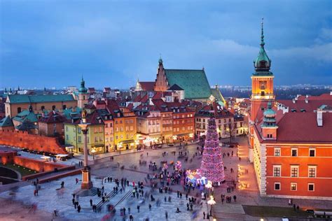 Royal Castle Square at Christmas. Warsaw, Poland | Insight Guides Blog