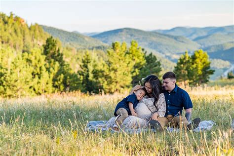 Want to be Surrounded by Splendid Mountains for your Maternity Photoshoot in Denver?