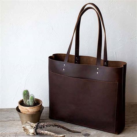 The Handmade Leather Tote Holds Your Everyday Items in Style | Gadgetsin