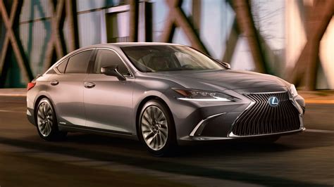 2019 Lexus ES revealed, features 44-mpg 300h hybrid sedan