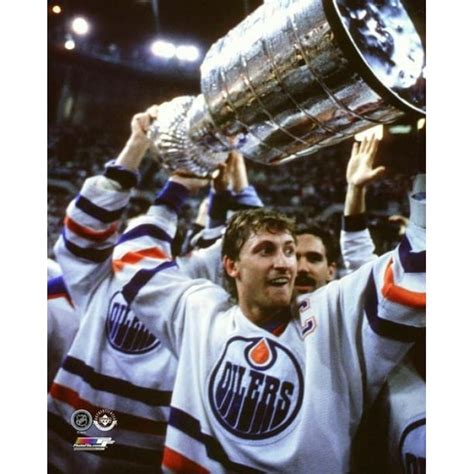 Wayne Gretzky with the 1987 Stanley Cup Trophy Photo Print (16 x 20) - Walmart.com - Walmart.com