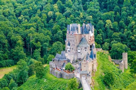 Premium Photo | Eltz castle