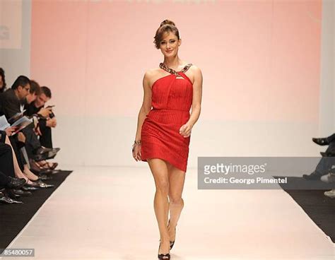 112 Toronto Fashion Week Andy The Anh Runway Stock Photos, High-Res ...