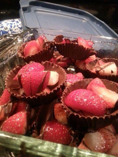 Chocolate strawberry cups | Yummy, Food, Desserts