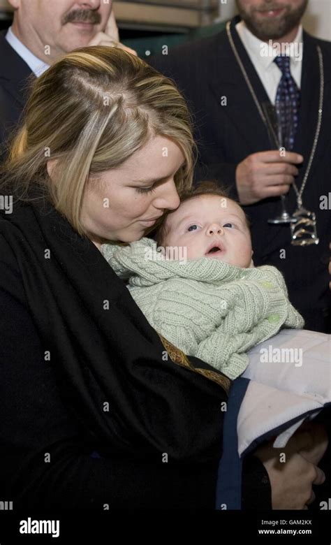 Tochter teilnehmen -Fotos und -Bildmaterial in hoher Auflösung – Alamy