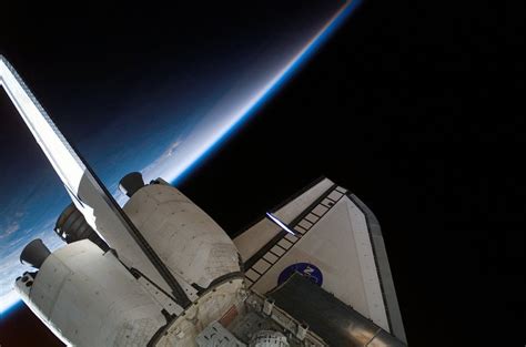 Space Shuttle orbiting Earth : pics