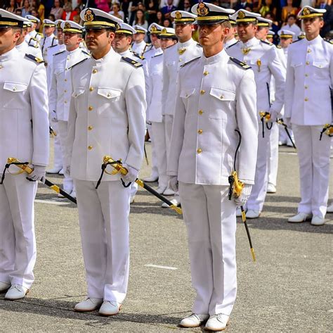 enientes del Cuerpo de Intendencia de la Armada en uniforme de gala modalidad B en formación ...