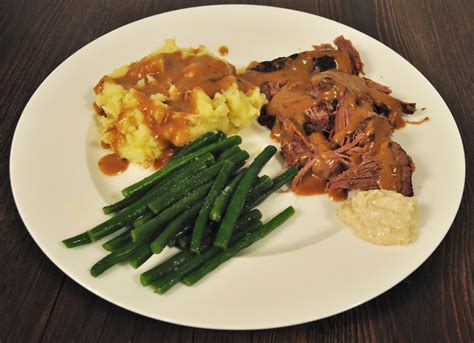 My Tiny Oven: Slow Cooker Roast Beef and Gravy