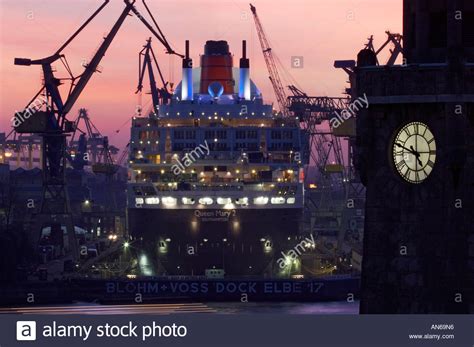 Hafen Hamburg mit Queen Mary 2 Hamburg harbour with Queen Mary 2 Stock Photo - Alamy
