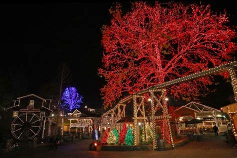 Dollywood Kicks Off Smoky Mountain Christmas 2019 - Coaster101