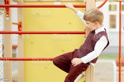 Niño En Traje Estricto Juega En Las Escaleras De La Escuela El Primer ...