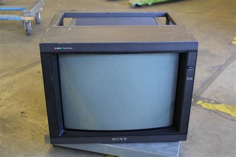 Sony Trinitron 20-Inch RGB Color Video CRT Broadcast Monitor PVM-2030 ...