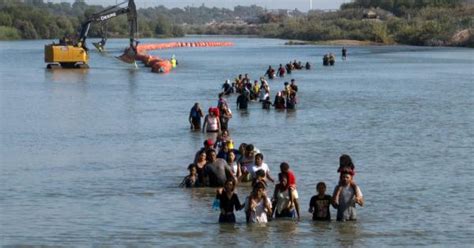 Federal judge orders Texas to remove anti-migrant buoys from the Rio ...