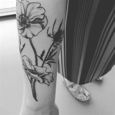 Blue sea holly and anemone tattoo | Cute tattoos, Anemone tattoo, Body art tattoos