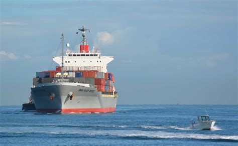 Swan River Bridge - Ships in Fremantle Port - Fremantle Shipping News