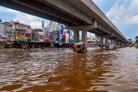 Indonesia flood rescuers hunt for missing after 43 killed