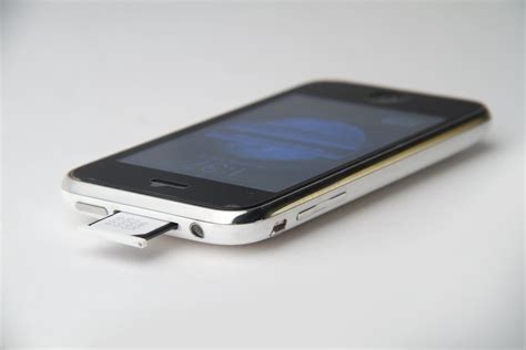 File:File-Top and left side of iPhone 3G white showing the standby button, sim tray, headphone ...