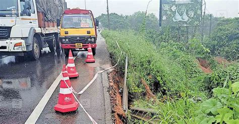 അപകടക്കെണി: ദേശീയപാത കരയാംപറമ്പ് പാലത്തിനടുത്ത്കനത്ത മഴയിൽ റോഡ് ഇടിഞ്ഞു | Ernakulam rain update ...