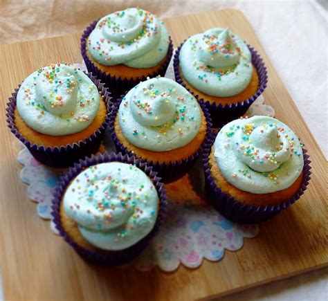 Mint green cupcakes with sprinkles | Food to make, Green cupcakes, Food