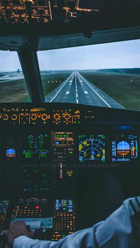 Boeing 777 Cockpit Night / Cockpit Night Lighting Boeing 777 Worldliner ...