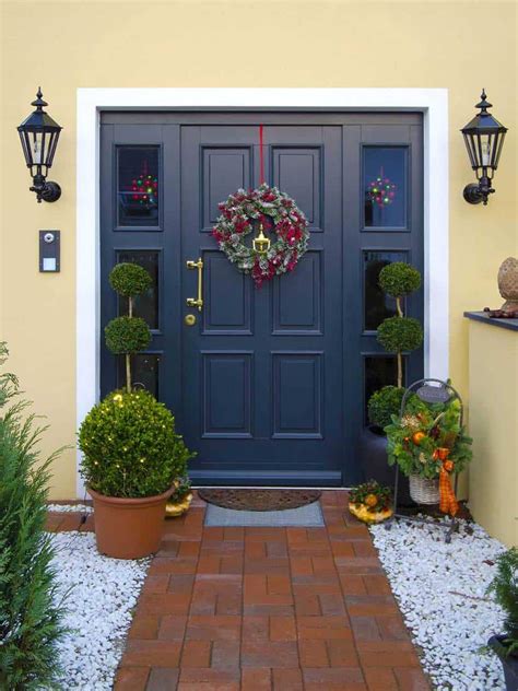 Front Door Colors For Tan House: 13 Photo Ideas