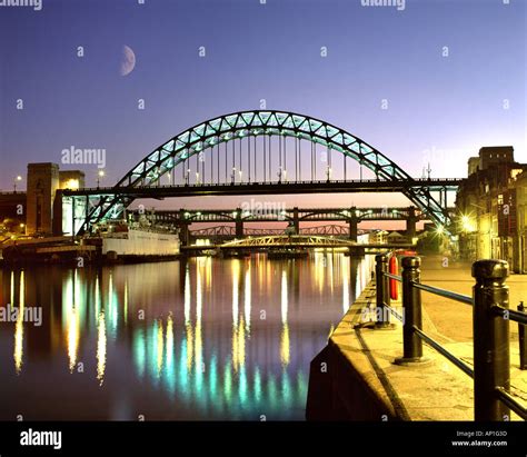 GB - NEWCASTLE: Tyne Bridge at night Stock Photo - Alamy