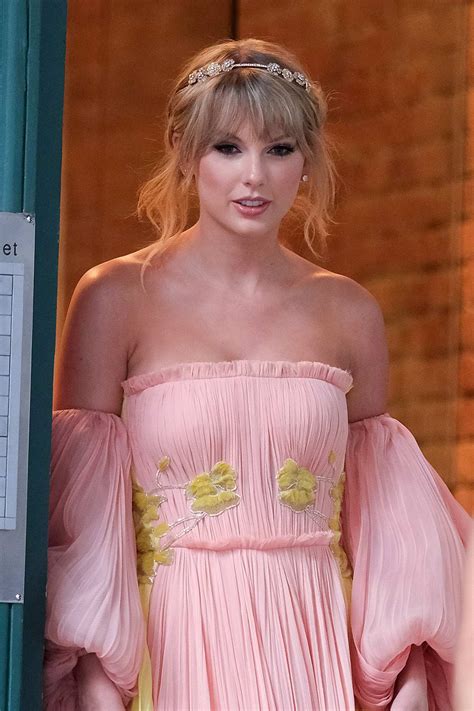 taylor swift looks stunning as she heads to the 2019 time 100 gala in ...